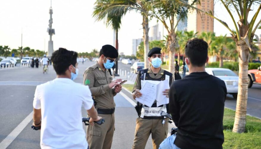 شرطة منطقة مكة المكرمة تطبق أنظمة التدابير الصحية. (واس)