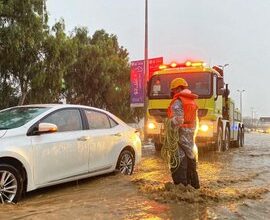 فرق الدفاع المدني انتشرت في الأماكن التي سجلت هطول أمطار. (الدفاع اللمدني - تويتر)